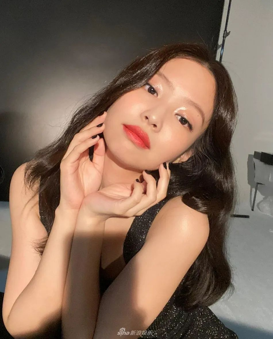 JENNIE穿小黑裙配红唇妆容!白皙香肩性感撩人