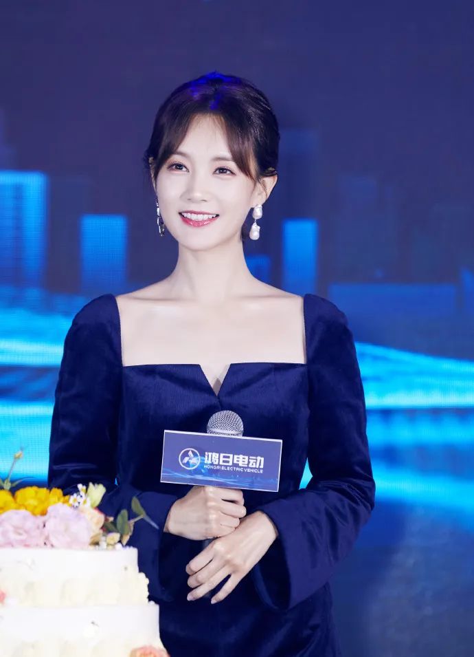 李一桐复古连衣裙造型太美丽!方领秀精致锁骨笑容比花还灿烂