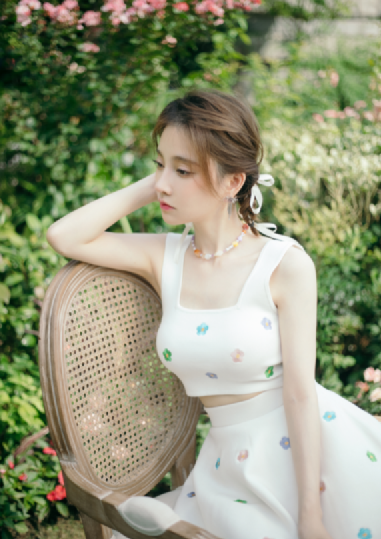 冯提莫穿背心裙花园拍写真,五官精致笑容甜美