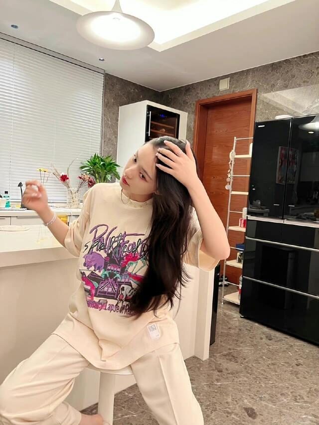 林允简单T恤搭配阔腿裤温柔舒适,简约新颖配色方案成亮点