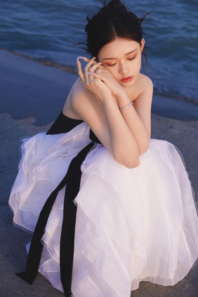 林允金鸡奖闭幕式红毯造型穿抹胸纱裙又纯又欲，被惊艳到了