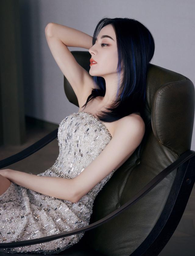 热巴蓝色挑染发型配抹胸亮片裙性感又时髦,火辣身材藏不住