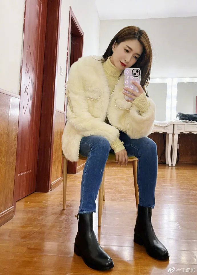 江疏影晒出靓丽美图！大长腿优雅性感