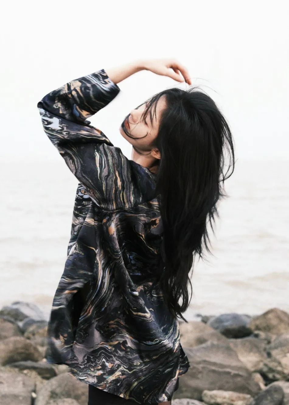 鞠婧祎冬日写真美得让人窒息！妆容精致长腿太惊艳