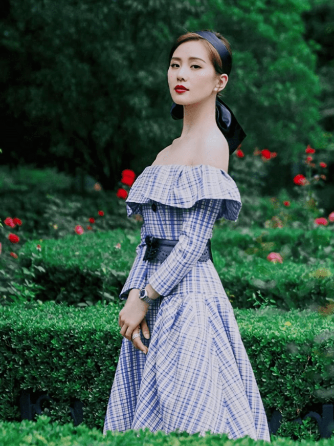 刘诗诗穿粉色长裙芭蕉树下拍照，耳环超大超惹眼