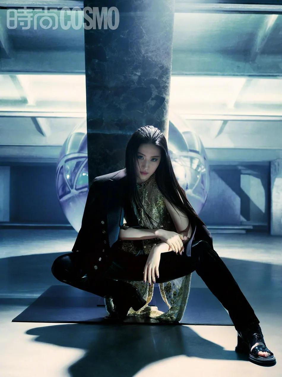 刘亦菲黑白造型酷飒冷艳！冷冽酷美气场爆棚