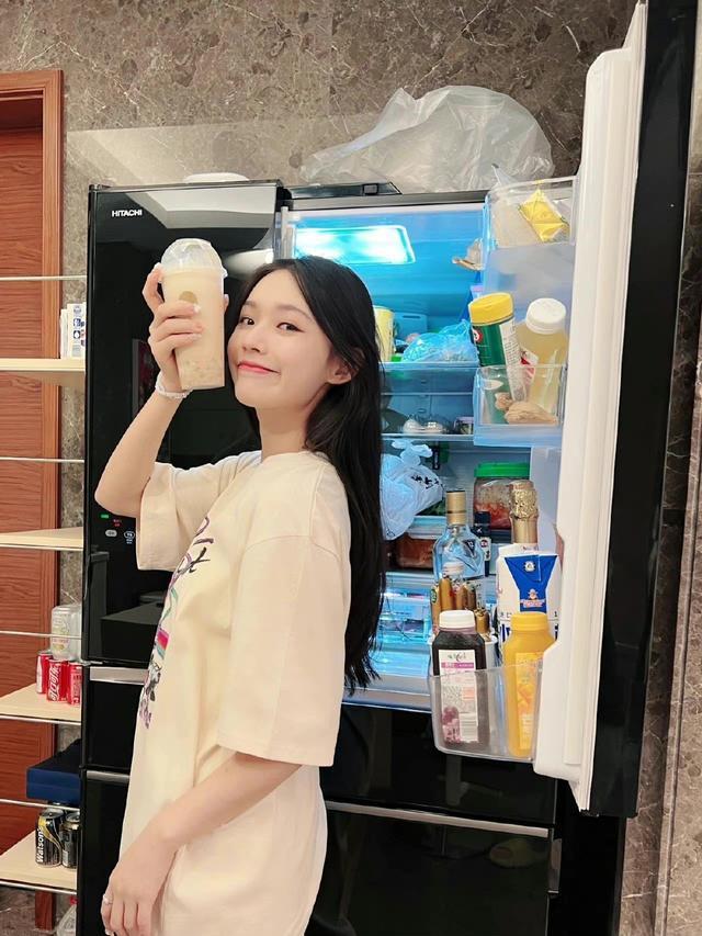 林允简单T恤搭配阔腿裤温柔舒适,简约新颖配色方案成亮点