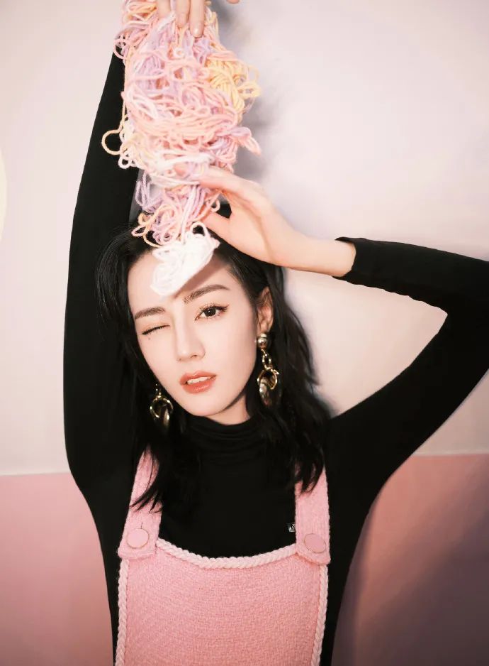 迪丽热巴穿粉色背带裤甜美可爱!美得让人窒息