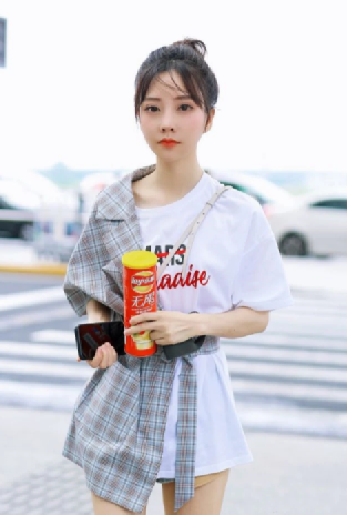 冯提莫穿背心裙花园拍写真,五官精致笑容甜美