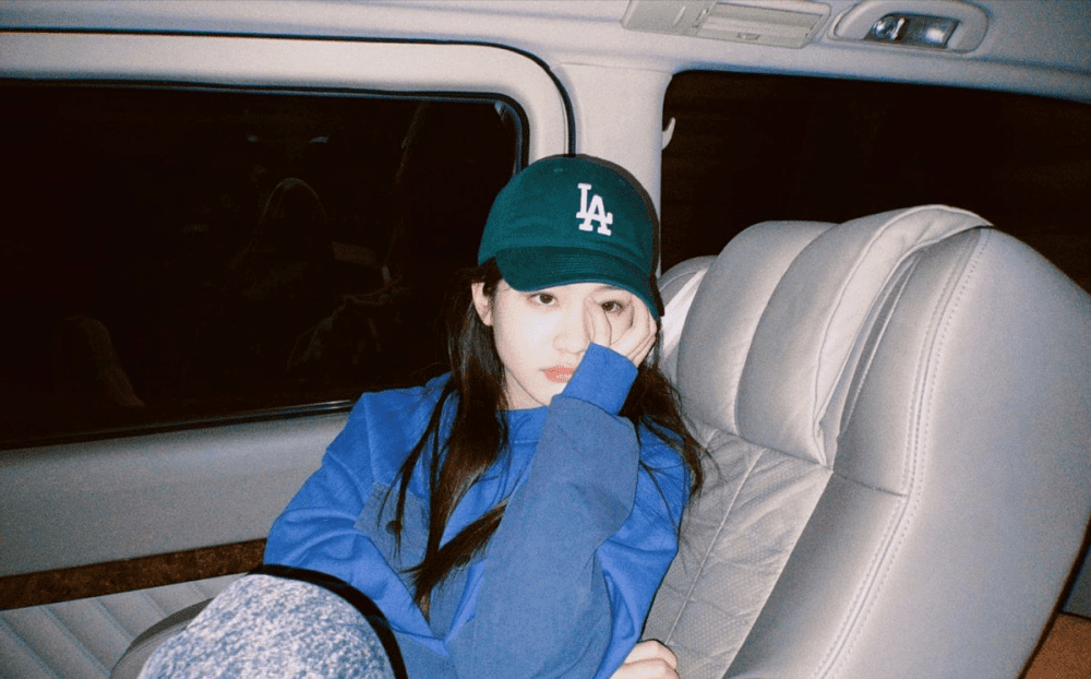 向涵之穿衬衫配百褶裙,青春魅力十足