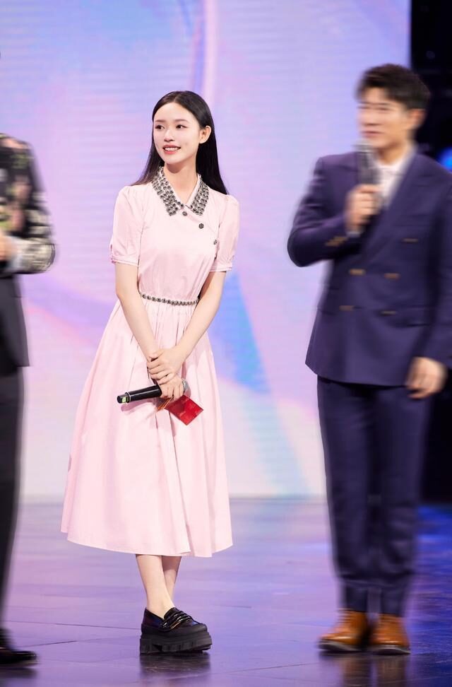 林允穿粉裙打扮似邻家女,清纯甜美好养眼