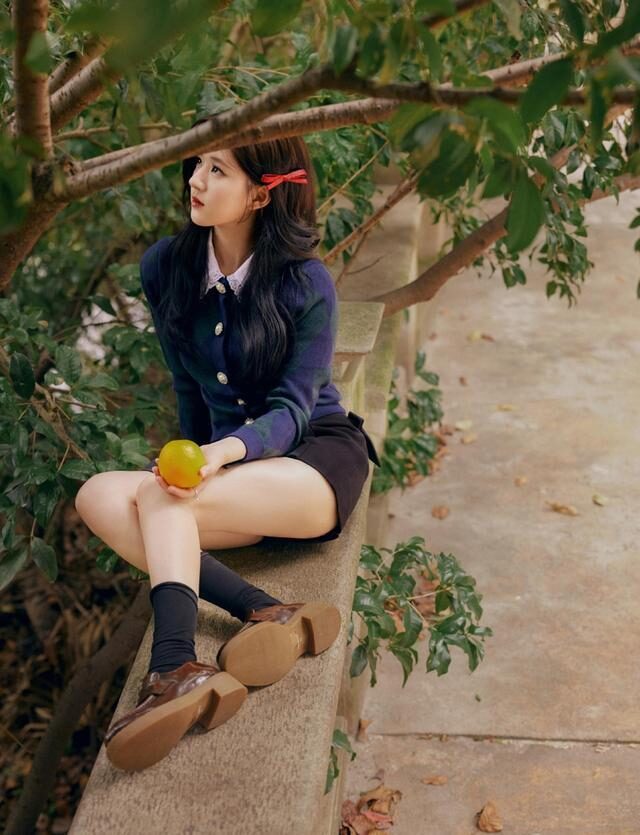 赵露思学院风打扮又纯又欲,“肉感腿”成优势