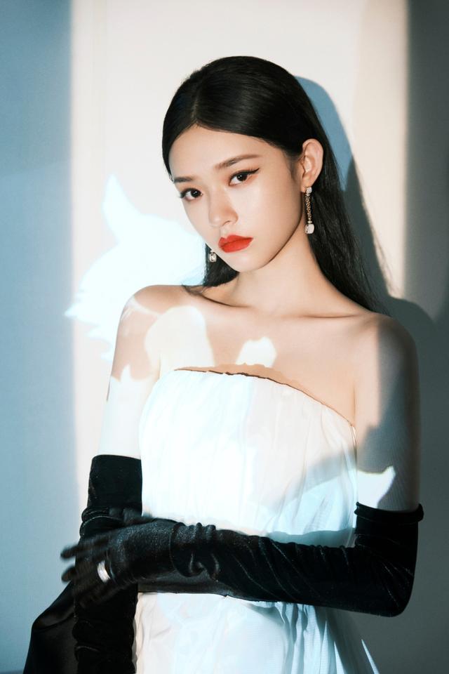 林允“赫本造型”出席活动，穿抹胸裙戴长手套气质优雅