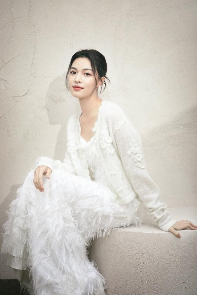 钟楚曦穿吊带羽毛裙温柔又性感,直角肩让人羡慕