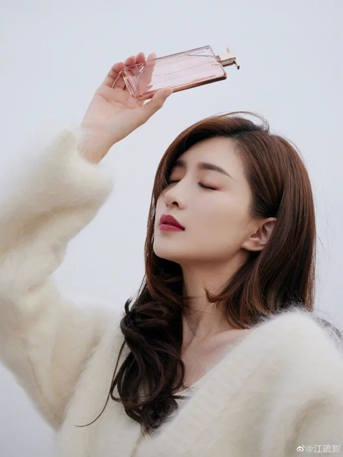 江疏影晒出靓丽美图！大长腿优雅性感