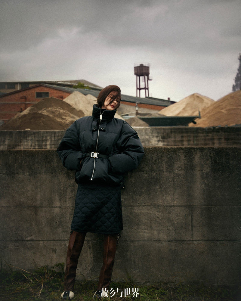 张雨绮穿羽绒马甲霸气全开，御姐气场无人能敌