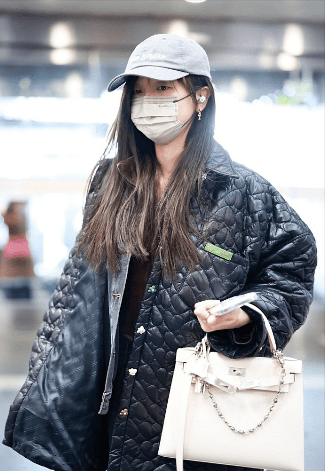 吴宣仪街拍包包太有特色，手挎贵妇包贵气十足