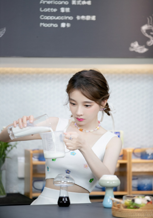 冯提莫娃娃领连衣裙搭配双马尾,越看越美