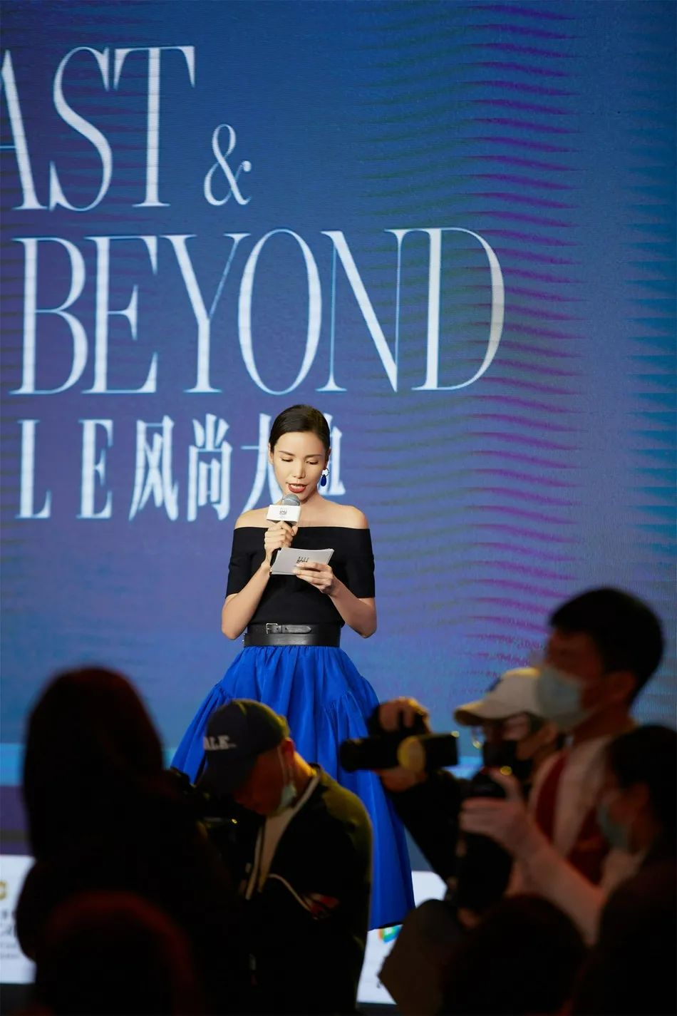 Linda李静穿一字肩上衣超美!雪肤玉貌性感靓丽