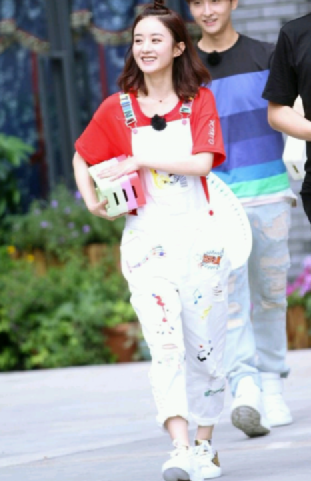 赵丽颖穿一袭红裙大秀好身材，挽起头发优雅艳丽