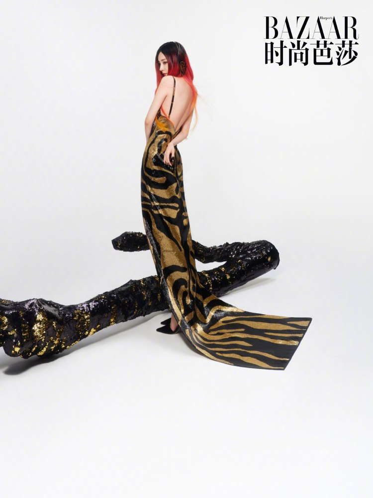 杨幂“虎年”首个大刊曝光！穿豹纹套装气场全开