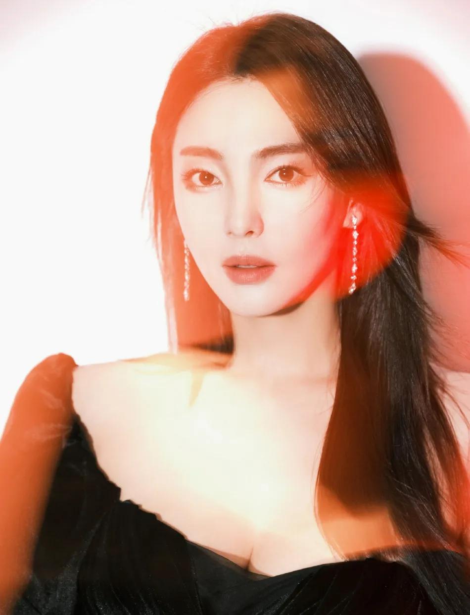 张雨绮穿黑色高开衩礼服超美！魔鬼身材性感火辣