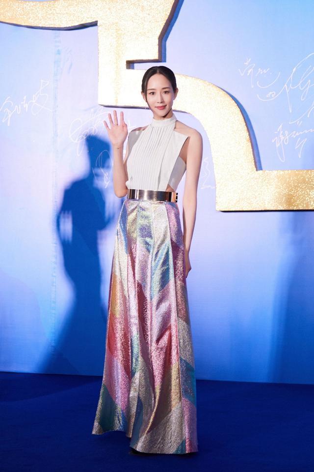 张钧甯穿拼接裙出席电影节，穿出了优雅时尚感