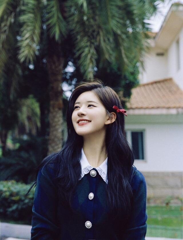 赵露思学院风打扮又纯又欲,“肉感腿”成优势