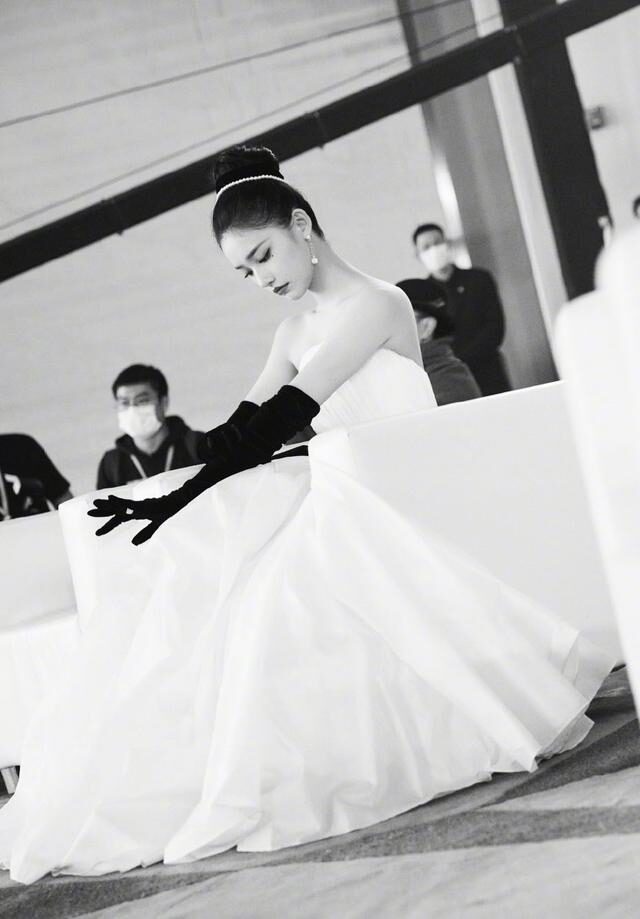 林允“赫本造型”出席活动，穿抹胸裙戴长手套气质优雅