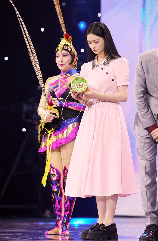 林允穿粉裙打扮似邻家女,清纯甜美好养眼
