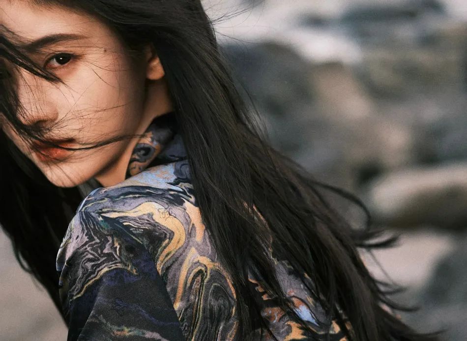 鞠婧祎冬日写真美得让人窒息！妆容精致长腿太惊艳