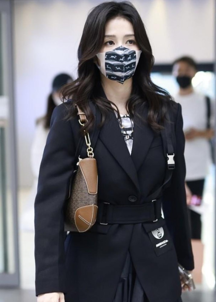 白鹿机场街拍:上身御姐西装配下身萌妹短裙,太会穿了