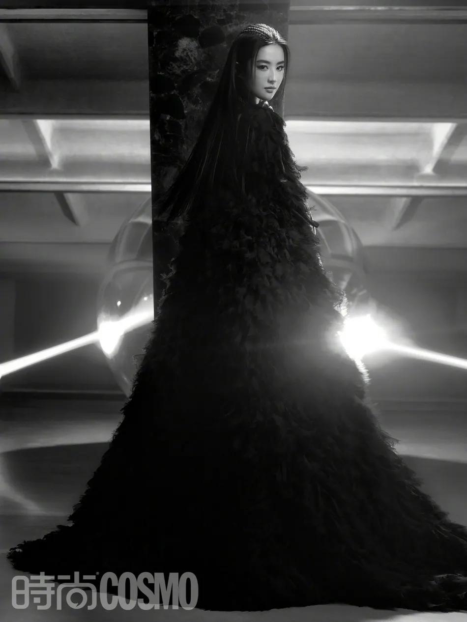 刘亦菲黑白造型酷飒冷艳！冷冽酷美气场爆棚
