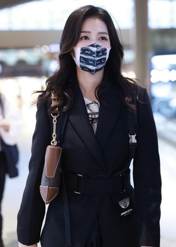 白鹿机场街拍:上身御姐西装配下身萌妹短裙,太会穿了