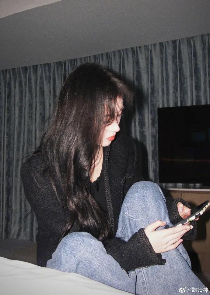 鞠婧祎最新写真露出小肚脐！复古港风甜酷十足