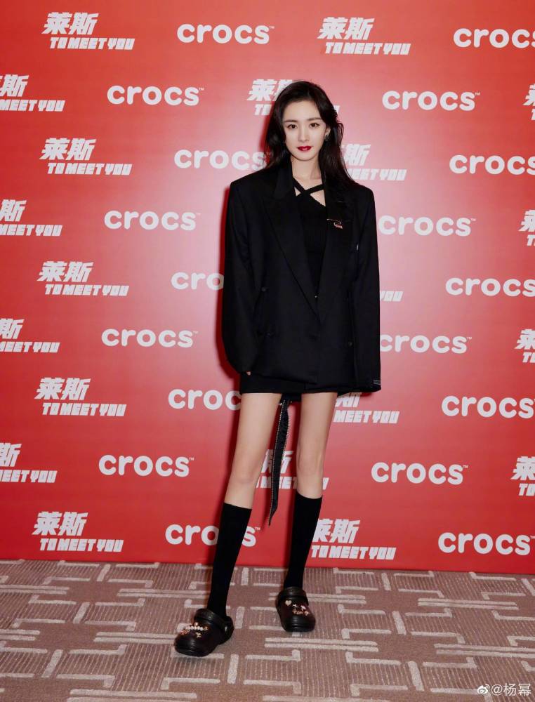 杨幂跨年穿搭彩排图曝光，黑色反光羽绒服保暖还好看