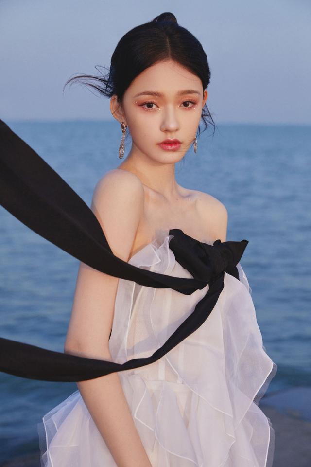 林允金鸡奖闭幕式红毯造型穿抹胸纱裙又纯又欲，被惊艳到了