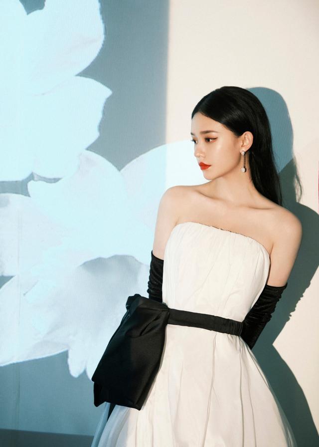 林允“赫本造型”出席活动，穿抹胸裙戴长手套气质优雅