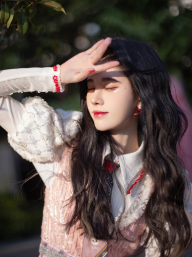 鞠婧祎海军风上衣配小短裙，气质温婉活泼太可爱