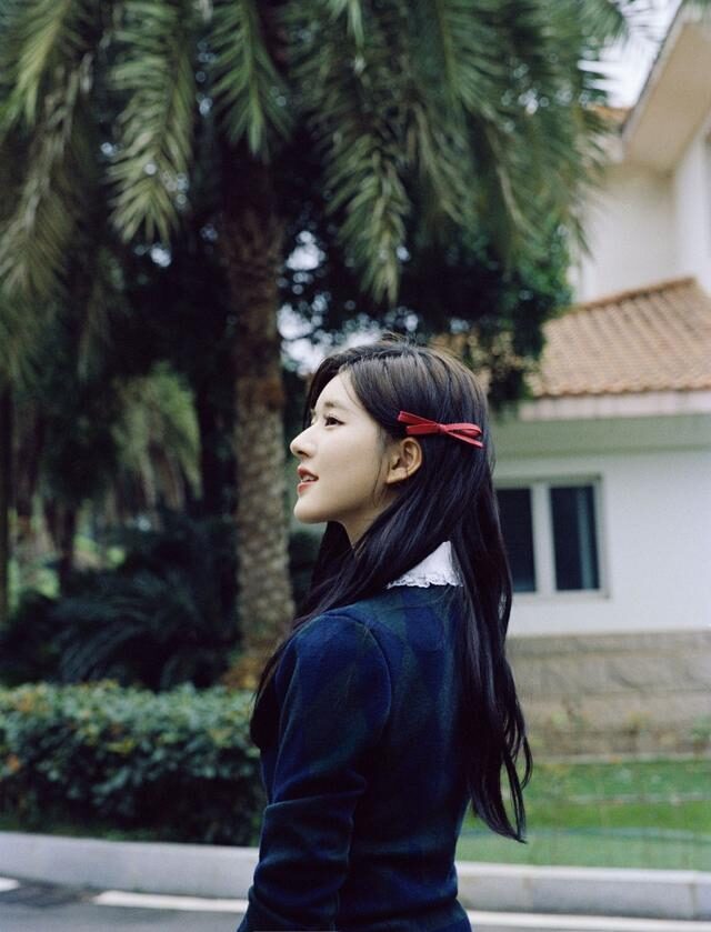 赵露思学院风打扮又纯又欲,“肉感腿”成优势