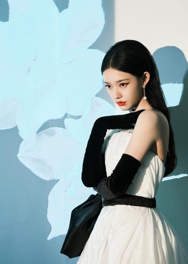 林允“赫本造型”出席活动，穿抹胸裙戴长手套气质优雅