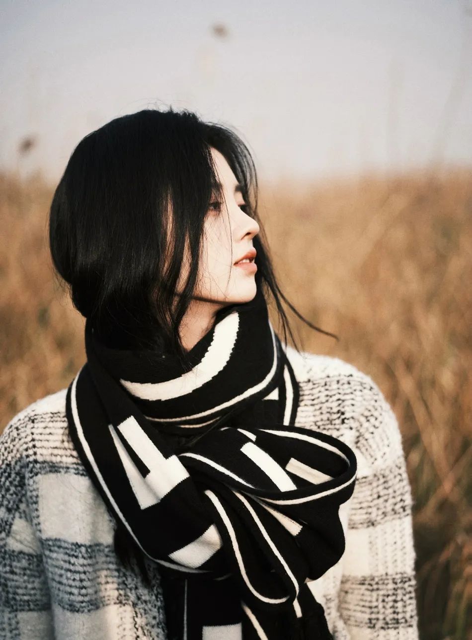 鞠婧祎冬日写真美得让人窒息！妆容精致长腿太惊艳