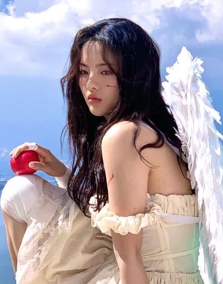 杨超越穿白裙大秀香肩!性感俏丽美不可挡