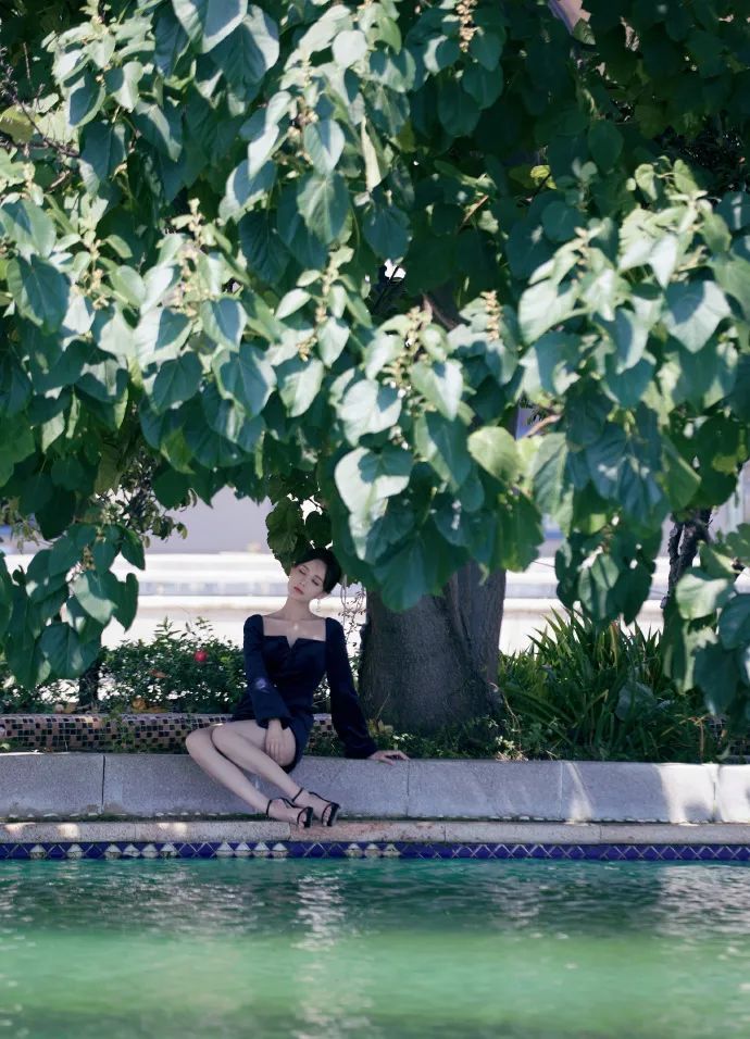 李一桐复古连衣裙造型太美丽!方领秀精致锁骨笑容比花还灿烂