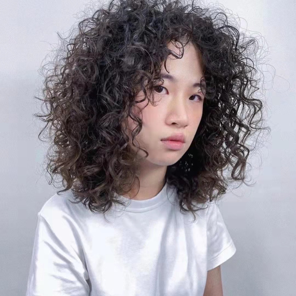 今年流行烫“巴西卷”,时尚小姐姐已留着羊毛卷发型