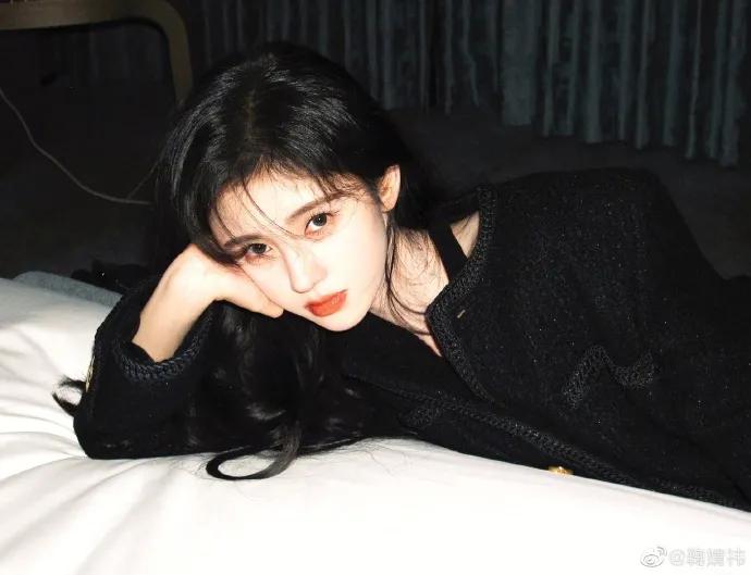 鞠婧祎最新写真露出小肚脐！复古港风甜酷十足