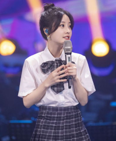 冯提莫穿背心裙花园拍写真,五官精致笑容甜美