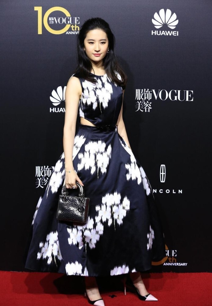 刘亦菲穿金色裙中间镂空，骨架有点宽但不影响气质