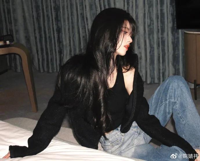 鞠婧祎最新写真露出小肚脐！复古港风甜酷十足