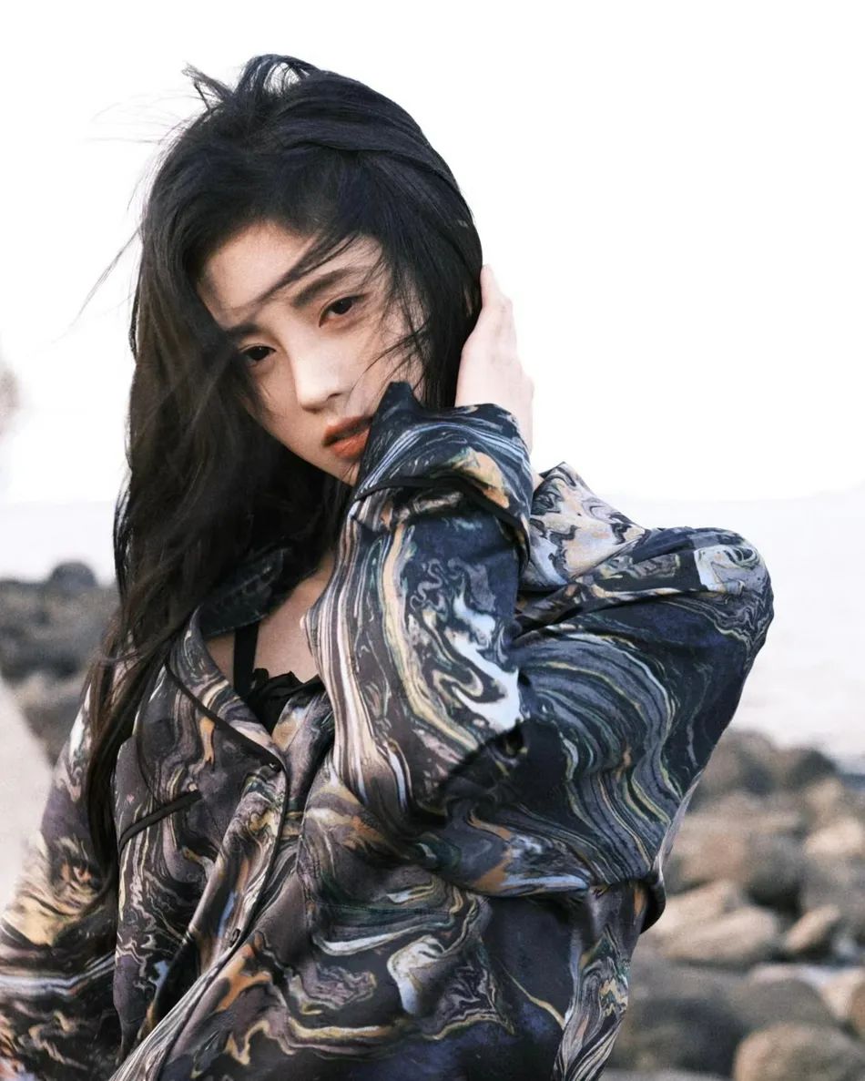 鞠婧祎冬日写真美得让人窒息！妆容精致长腿太惊艳